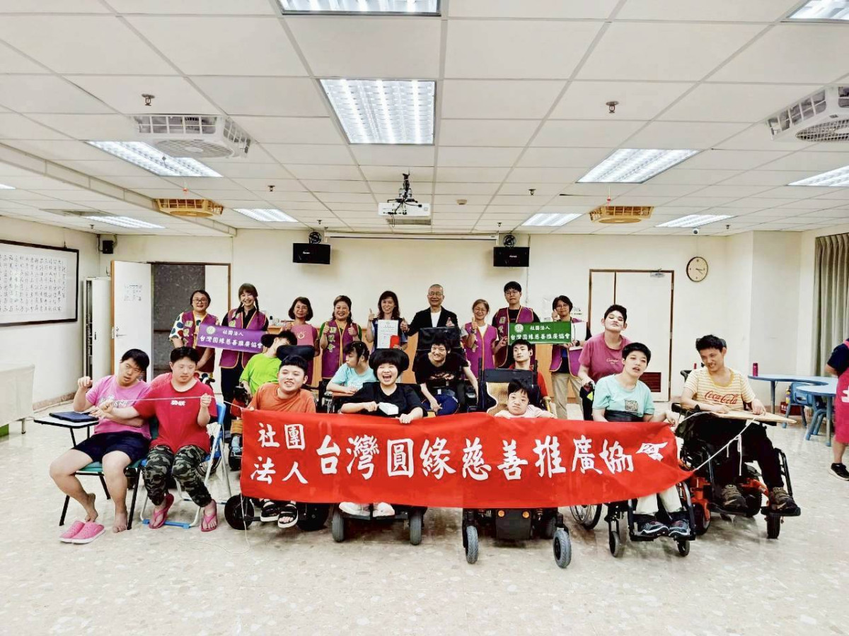 圖一:台灣
圓緣慈善推
廣協會創辦人湯發鉅博士(後排右四)、新北市八里愛心教養院院長劉文湘(後排右五) 、圓緣會創會理事長曹晏華(後排左四) 、臺灣樂齡瑜珈協會老師
李淑娟 (後排左三) 以及志工群，用愛串起每一份溫暖，以行動陪伴每一顆需要被關懷的心，在志工日裡，我們攜手與弱勢同行。