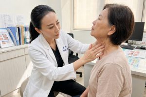 頸紋怎麼來？醫師劉凱雯：從生活型態與皮膚結構 理解頸部紋路形成關鍵