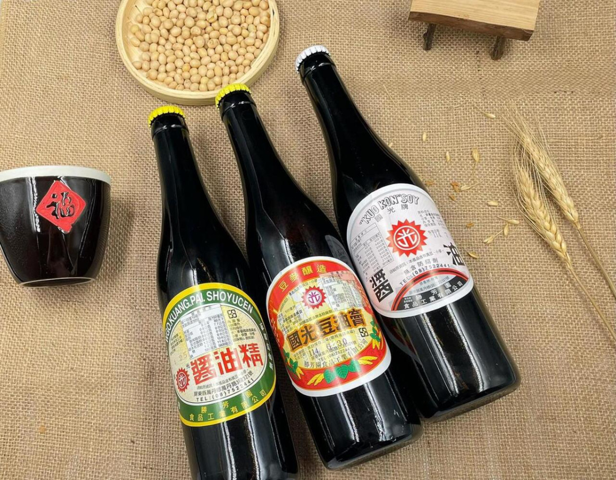 屏東醬油老字號《勝芳園食品-醬料世家》展示國光醬油、豆油膏與醬油精,傳承八十多年台灣手工釀造醬油(圖/Medick Marketing Ltd.提供)