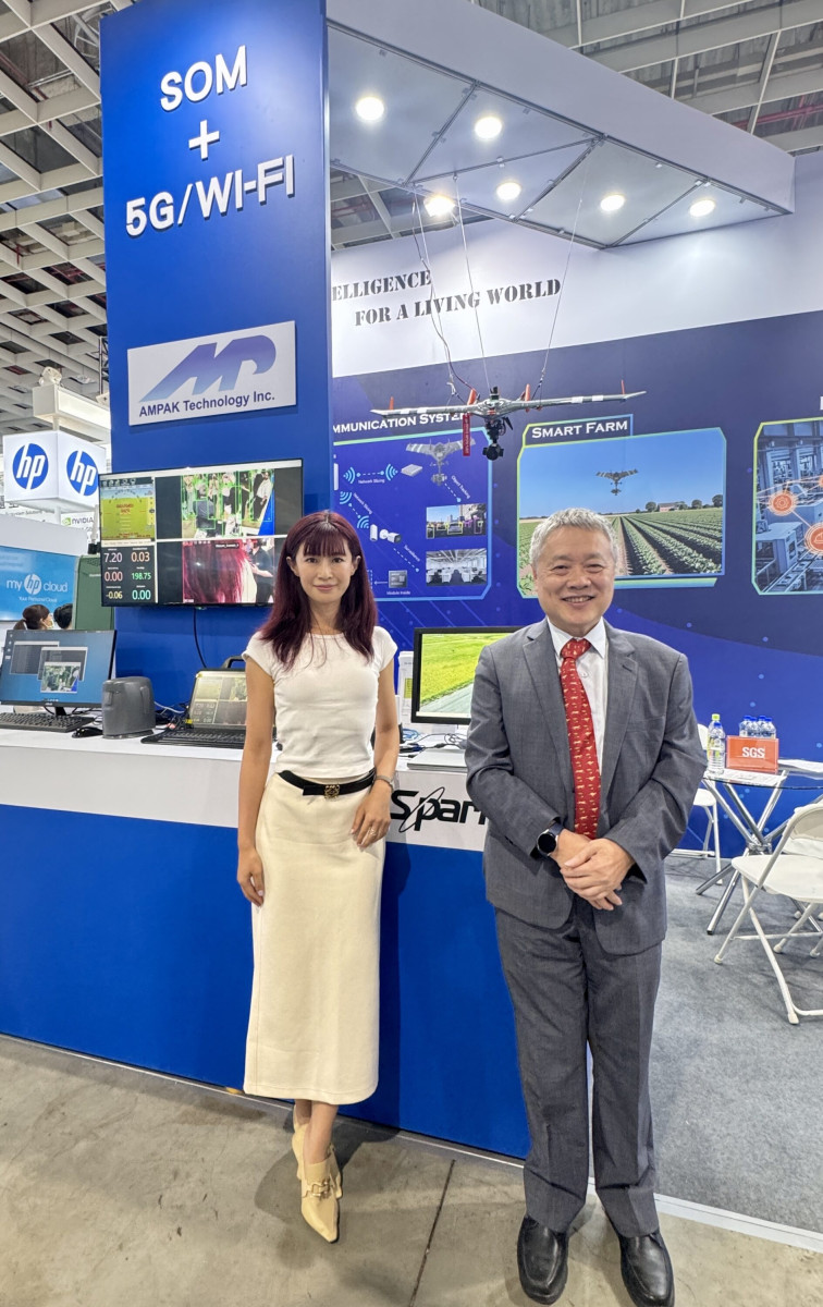 (圖說)正基於2026年Computex台北國際電腦展中，展示無人機無線通訊解決方案，於展會現場以無人機整機展示情境，呈現公司在長距離傳輸、5G通訊、邊緣AI運算與工業級連網應用等應用方案次系統開發能力。圖右為董事長陳明哲、圖左為總經理魏瀅洳。