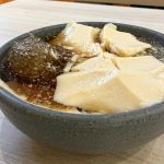 新莊豆花店 手工豆花淋上自製炒糖水、冬天還有燒仙草