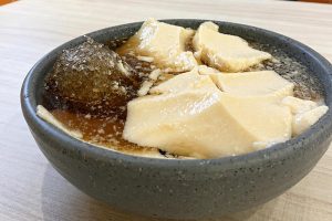 新莊豆花店 手工豆花淋上自製炒糖水、冬天還有燒仙草