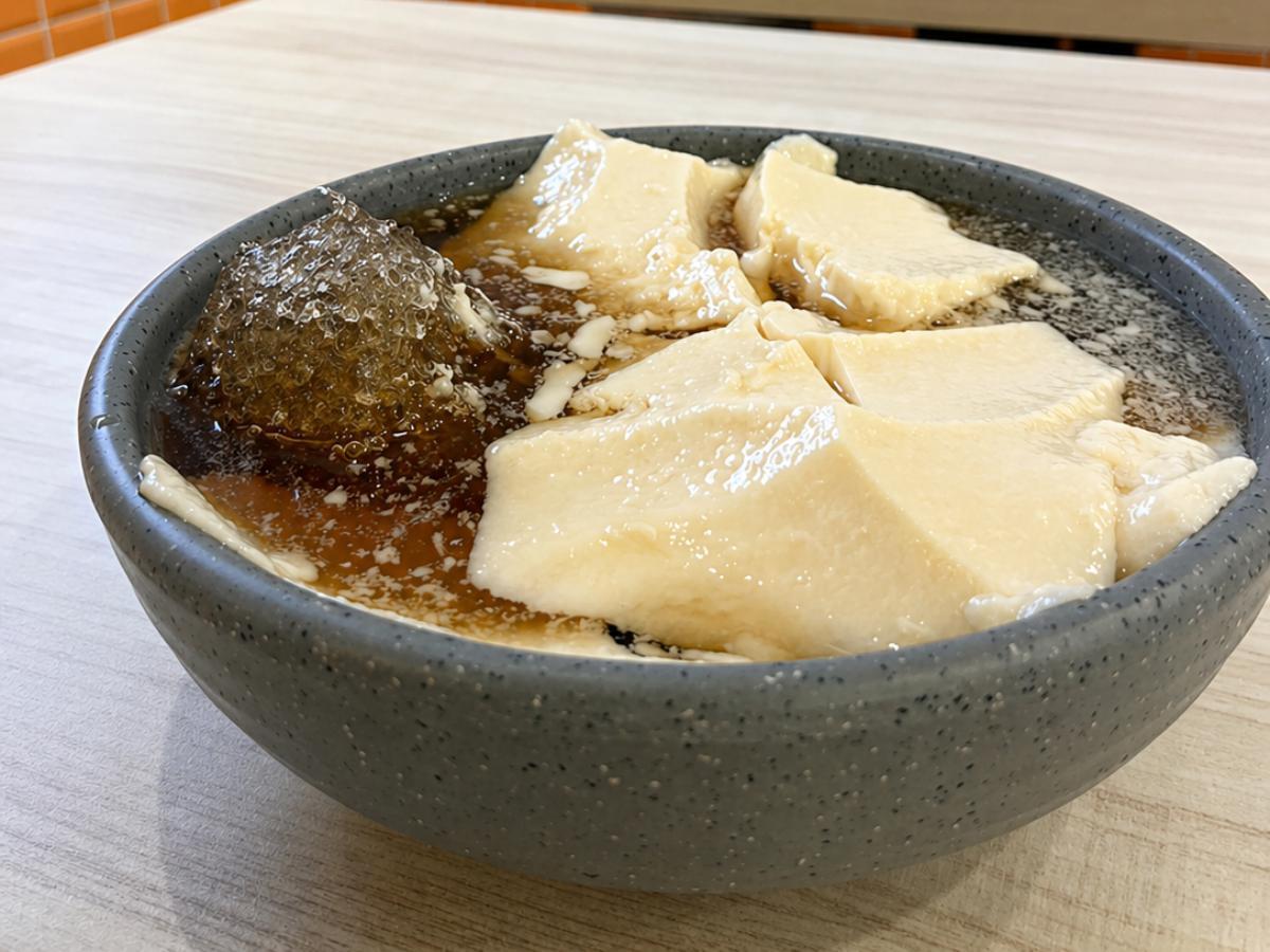 新莊豆花店 手工豆花淋上自製炒糖水、冬天還有燒仙草
