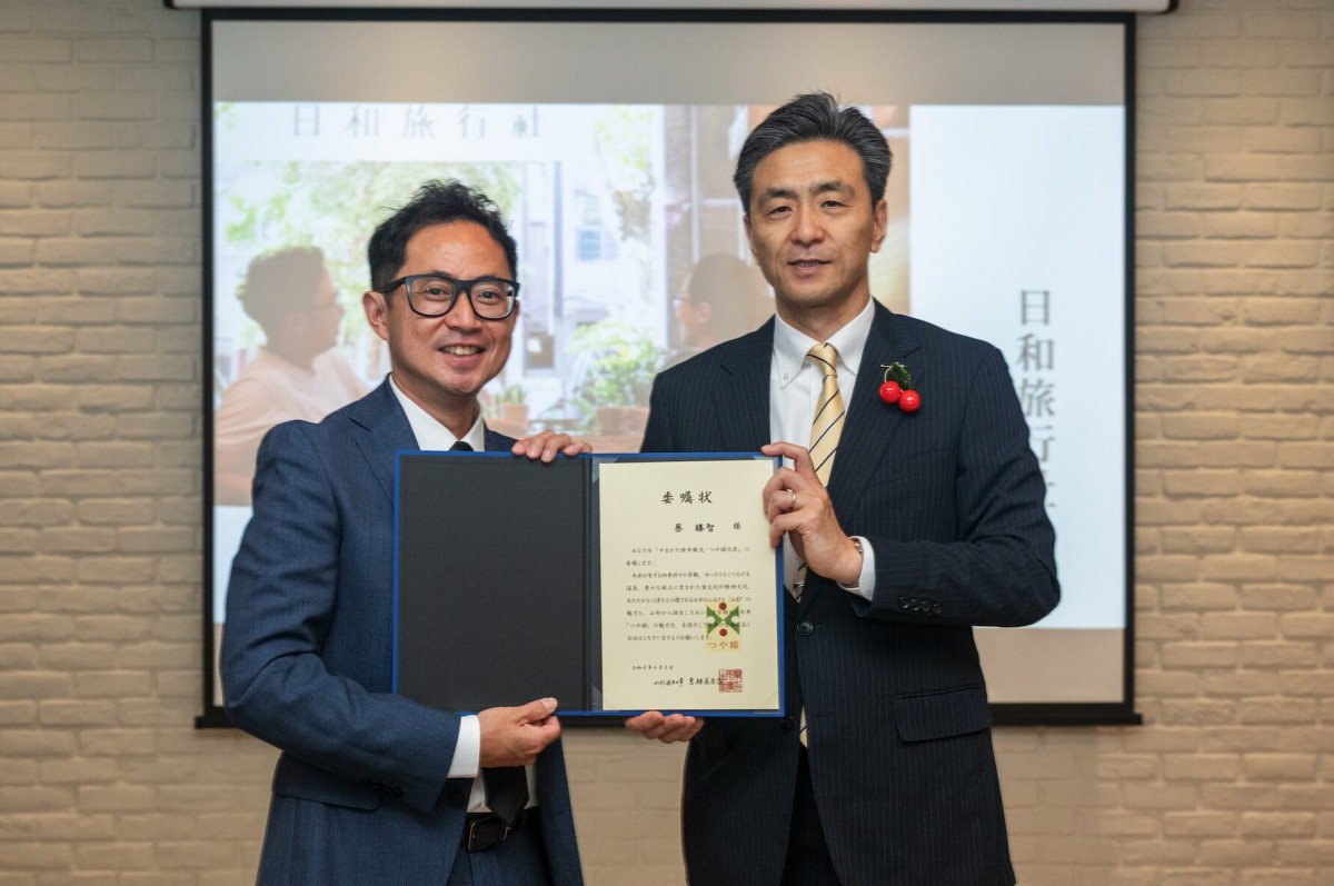 日和旅行社提供/山形縣副知事 高橋 御（圖右）親自來台頒發山形觀光大使證書予日和旅行社總經理 蔡勝智（圖左）