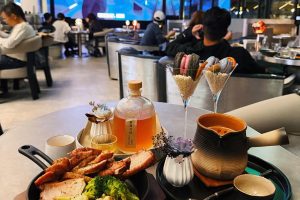 台中南屯主題茶餐廳新開幕 台灣茶搭配沈浸式宇宙風格成打卡亮點