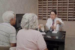 髖骨卡卡、起身不順？ 鄧翔駿醫師談髖關節退化常見症狀與健康管理