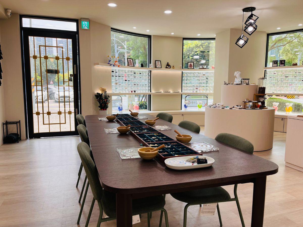 桃園水晶店提供天然水晶選品、水晶手鍊 DIY 與開晶洞體驗,適合日常配戴、送禮與手作體驗需求(圖/Medick Marketing Ltd.提供)
