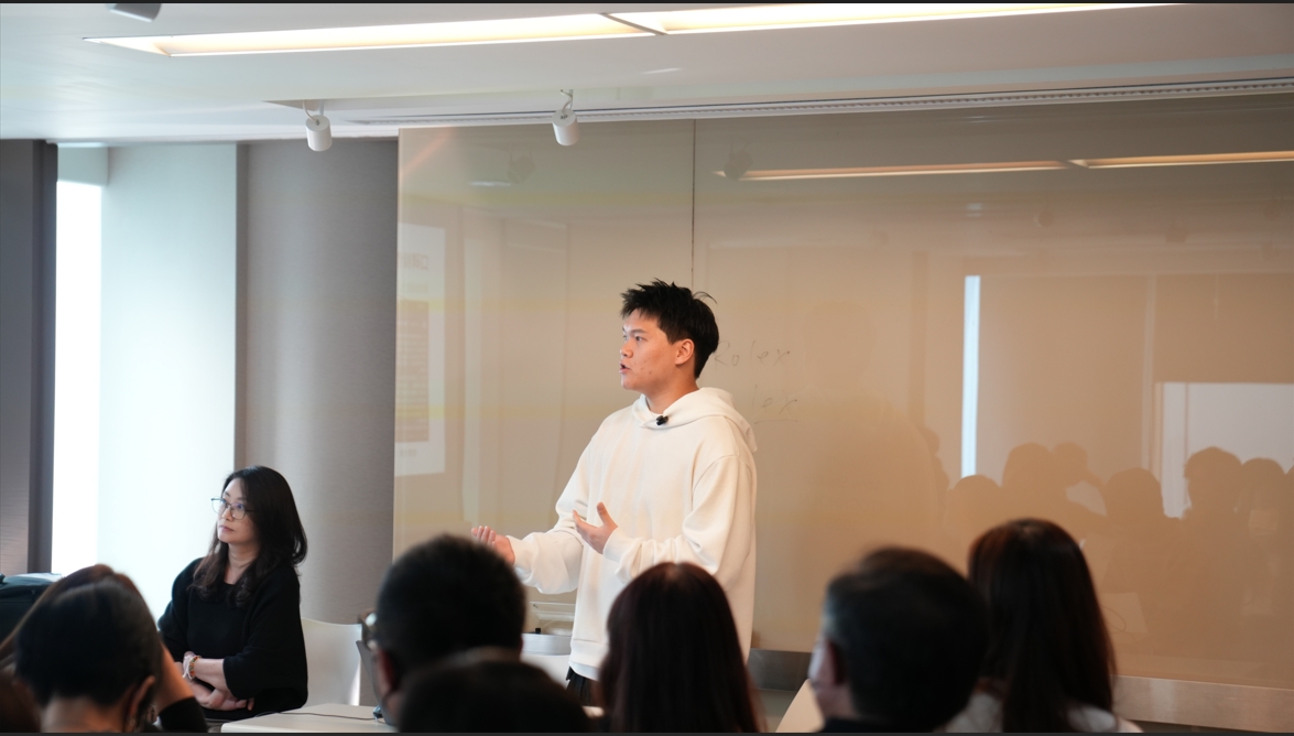 「Ditto 迪拓新媒體」 創辦人柳牧廷向策略投資方彥星喬商團隊簡報 Ditto 核心服務,雙方強強聯手,打造全新行銷生態。