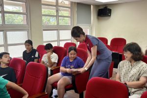 華航志工前進校園 開啟孩童對飛行無限想像