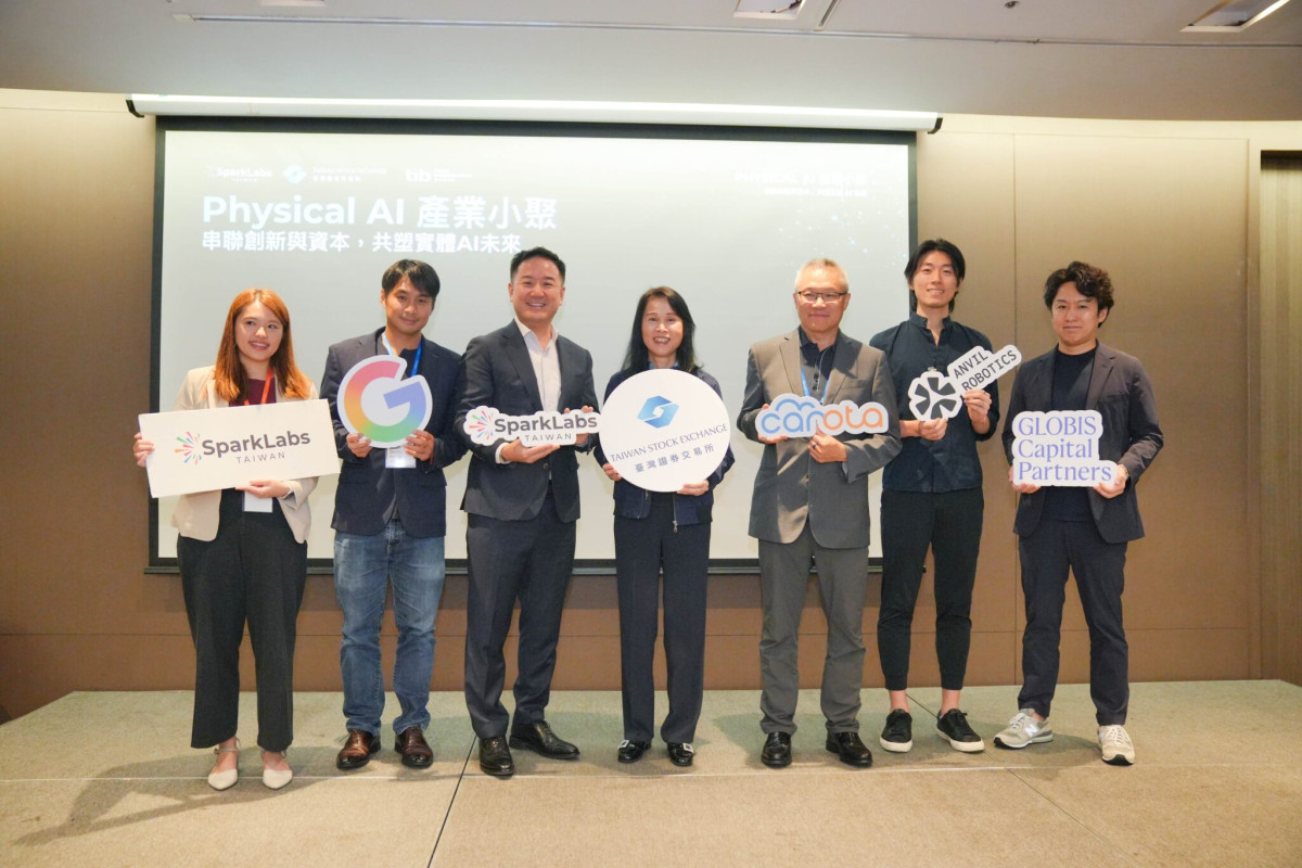 (左起) SparkLabs Taiwan簡夢瑤總監、Google亞太區半導體產業Jerry Hsiung負責人
、SparkLabs Taiwan邱彥錡管理合夥人、臺灣證券交易所李愛玲總經理、科絡達吳柏儀創辦
人暨執行長、光米科技​Mike Xia共同創辦人暨執行長、GLOBIS Capital Partners Ryohei
Nomoto董事於活動中合影。
