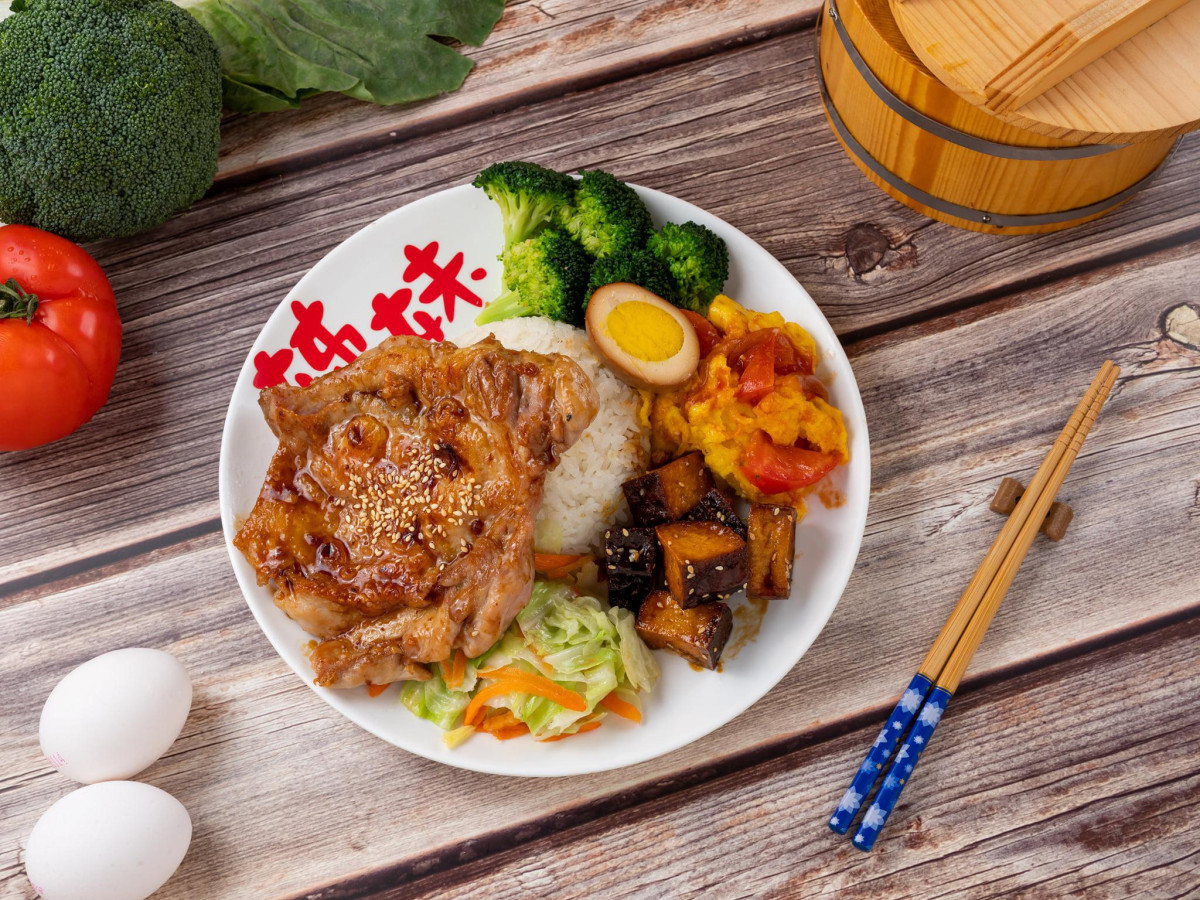 新竹竹東便當推薦 椒麻雞腿、排骨飯到烤魚 百元上下好選擇