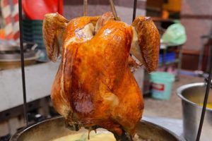 苗栗桶仔雞16年功夫 鎖住鮮嫩肉汁 現烤外帶的經典美食