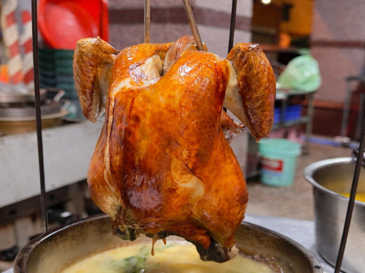苗栗桶仔雞16年功夫 鎖住鮮嫩肉汁 現烤外帶的經典美食