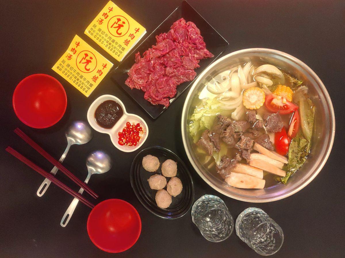 台中隱藏版美食：【阮現切涮牛肉】招牌現切牛肉湯（$130），展現職人等級的粉嫩鮮甜（圖/Medick Marketing Ltd.提供）