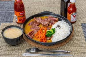 澎湖馬公牛排 厚切原肉搭配自助吧 平價也有聚餐儀式感