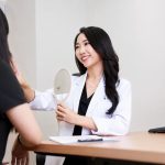 拍照總想找角度 尤詡鑫醫師解析雙下巴與下顎線鬆弛成因