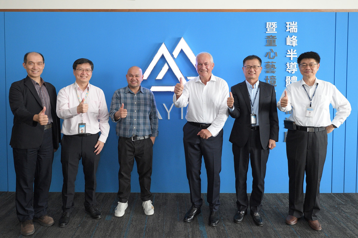 在經濟部產業技術司大力推動臺法產業創新研發合作機制下，工研院促成瑞峰半導體攜手法國新創NcodiN共同投入奈米雷射光電共封裝關鍵技術研發，盼能協助臺廠提升高效能運算與AI封裝市場的全球競爭力。圖左起為工研院電光系統所組長王欽宏、工研院電光系統所副所長駱韋仲、法國新創NcodiN公司資深工程師Eduardo De Mesa、法國新創NcodiN公司商業發展部門負責人Carlo Guareschi、瑞峰半導體董事長戴國瑞、瑞峰半導體共同創辦人暨總經理特助林健財。