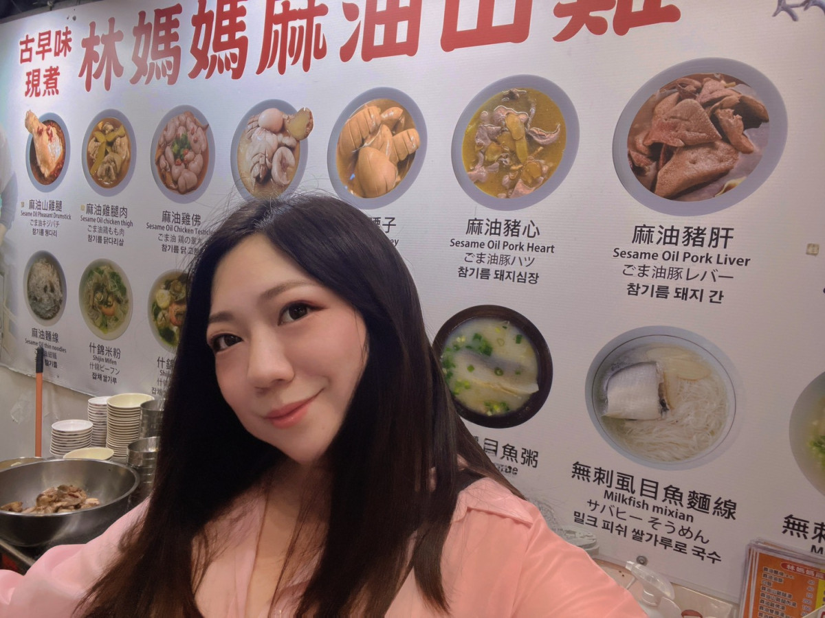 英文名師幸恩Sarinne帶路走入饒河街夜市尋找美食品嘗林媽媽麻油山雞。圖:臺北市市場處 英文名師幸恩Sarinne帶路走入饒河街夜市尋找美食品嘗林媽媽麻油山雞。圖:臺北市市場處
