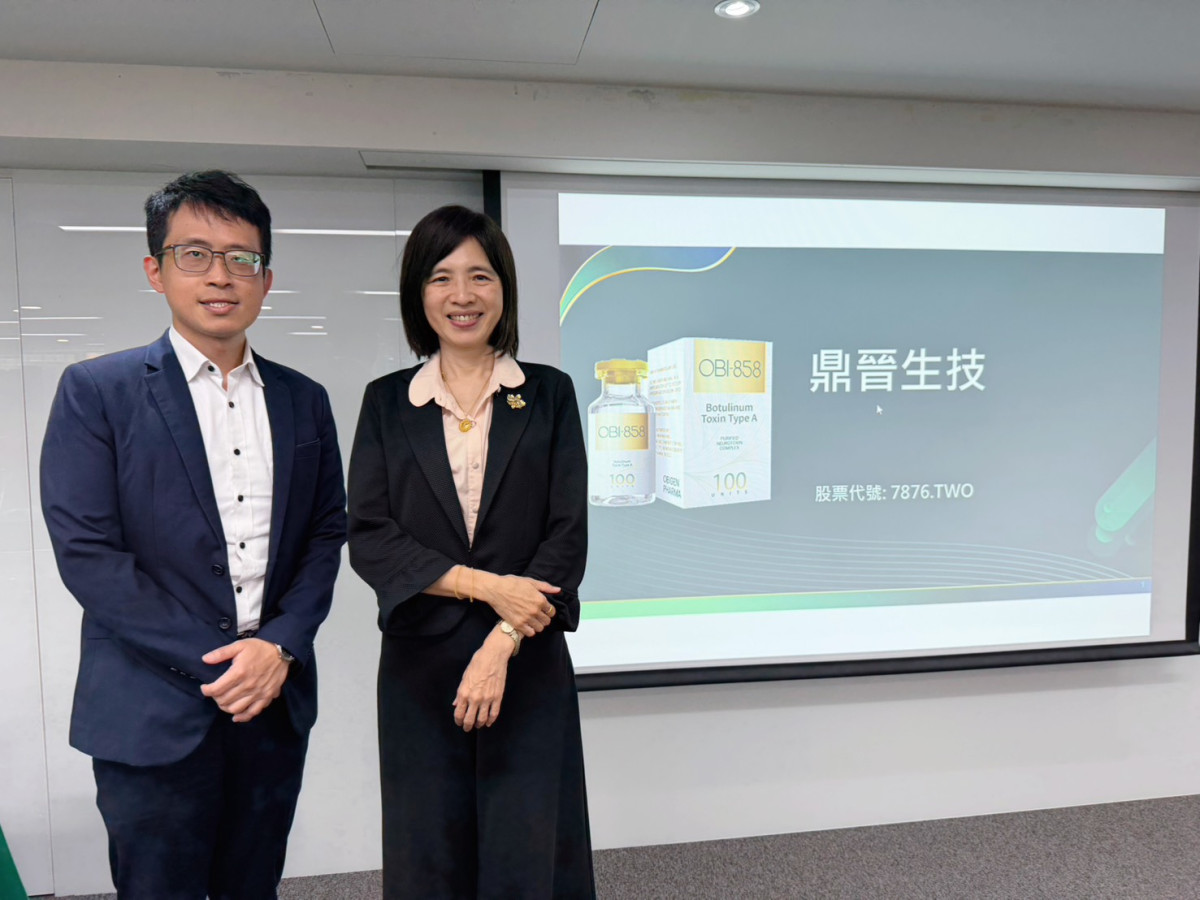(圖說)鼎晉(7876)憑藉旗下全球首創的 760 kDa 長效型肉毒桿菌素新藥 OBI-858,預計第三季完成三期試驗、年底前解盲,並啟動上市審查及國際授權合作,力拚成為台灣首款自主研發上市的長效肉毒新藥。圖右為執行長周珮芬、圖左為執行長特助曹子文。