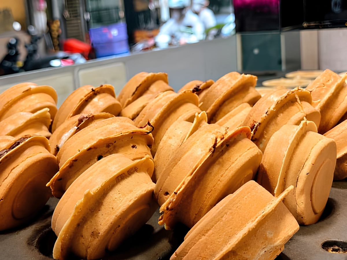 【老巷口車輪餅】鄰近中原大學,以現點現烤、酥脆餅皮與飽滿內餡吸引學生與在地居民外帶品嚐(圖/Medick Marketing Ltd.提供)