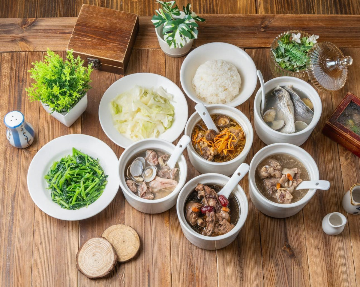 中壢中原夜市周邊雞湯專賣店,以蒸煲雞湯、主食與炸物小點,打造適合家庭與朋友聚餐的全天候用餐好去處(圖/Medick Marketing Ltd.提供)