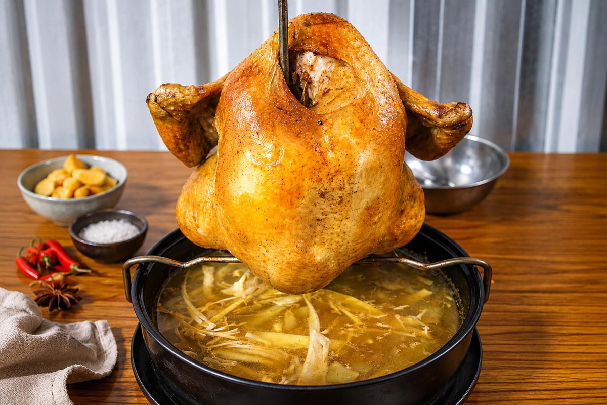 桶仔雞搭配多道熱炒料理,適合家庭聚會與團體聚餐,也成為新竹在地民眾慶祝節日時的桌菜餐廳之一(圖/Medick Marketing Ltd.提供)