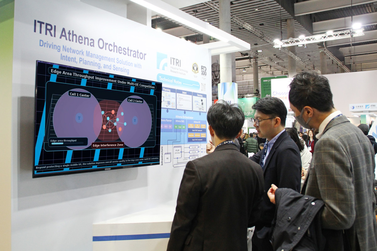 工研院自主研發「O-RAN網管系統Athena Orchestrator」,如同企業專網的AI智慧大腦,可即時掌握設備移動與網路狀況,自動調配基地台資源,確保連線穩定。此次攜手NTT東日本與和碩聯合科技,榮獲通訊界奧斯卡SCF Mobile Network Awards「傑出軟體與服務產品或技術獎」。