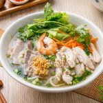 新莊越南河粉 牛肉河粉、雞腿飯與春捲選擇多元