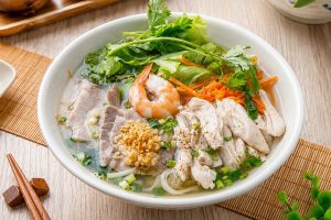 新莊越南河粉 牛肉河粉、雞腿飯與春捲選擇多元
