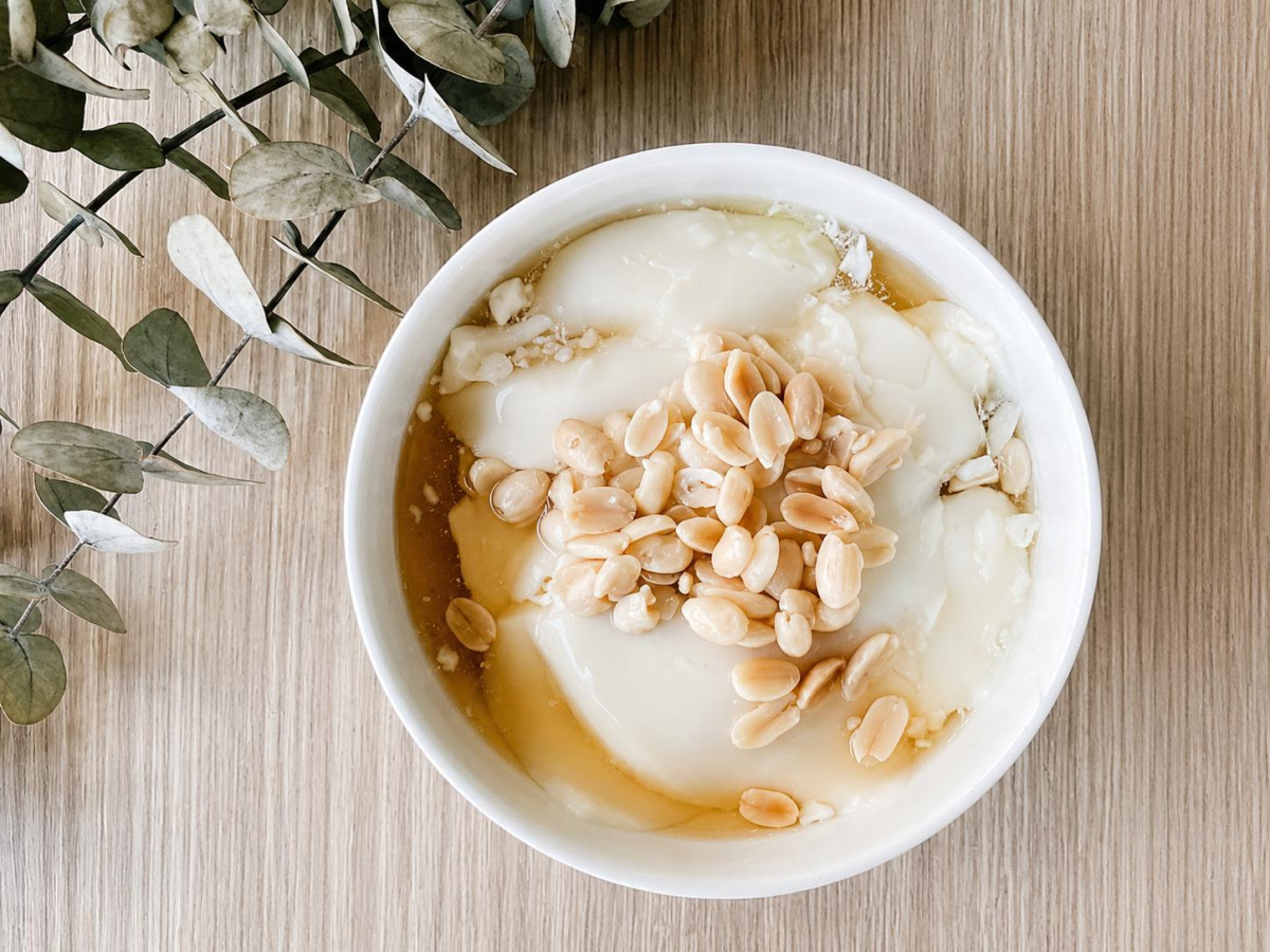 《小丸豆製所》每日製作豆花與配料,以柔滑口感與自然豆香,成為不少在地顧客的日常甜品選擇(圖/Medick Marketing Ltd.提供)
