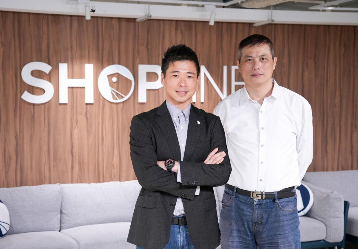 SHOPLINE 台灣總經理葉力維(左)與將能數位行銷創辦人連啓佑(右)合影,雙方將深化策略合作,結合零售與 GEO 優化專業,協助零售品牌布局 AI 搜尋新流量入口。