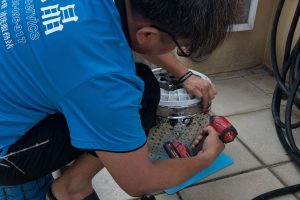 家電異味別只擦表面 高雄到府清潔團隊解析冷氣、洗衣機拆洗重點