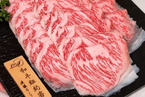 宜蘭麻辣鍋 細熬招牌香麻湯底襯出 Prime 熟成牛與和牛脂香