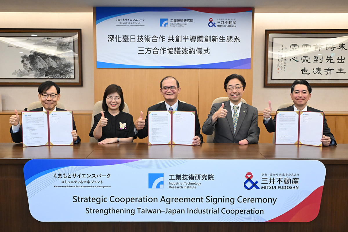 在新竹縣及熊本縣政府見證下，工研院、三井不動產與熊本科學園區營運管理及交流中心（KSCM）簽署合作備忘錄，攜手推動臺日產業技術與供應鏈合作。圖左起為KSCM理事須永尚、新竹縣政府秘書長李安妤、工研院副院長胡竹生、熊本縣知事木村敬及三井不動產本部長細田恭祐。
