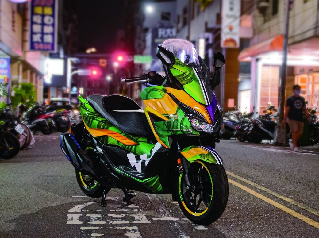 台中重機貼膜推薦,針對曲面轉角與收邊處理,依車身線條調整圖像比例與貼合角度(圖/Medick Marketing Ltd.提供)
