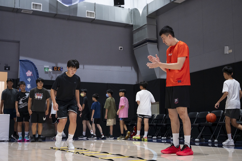 華航公益籃球營熱血開訓 伴飛學童夢想啟航