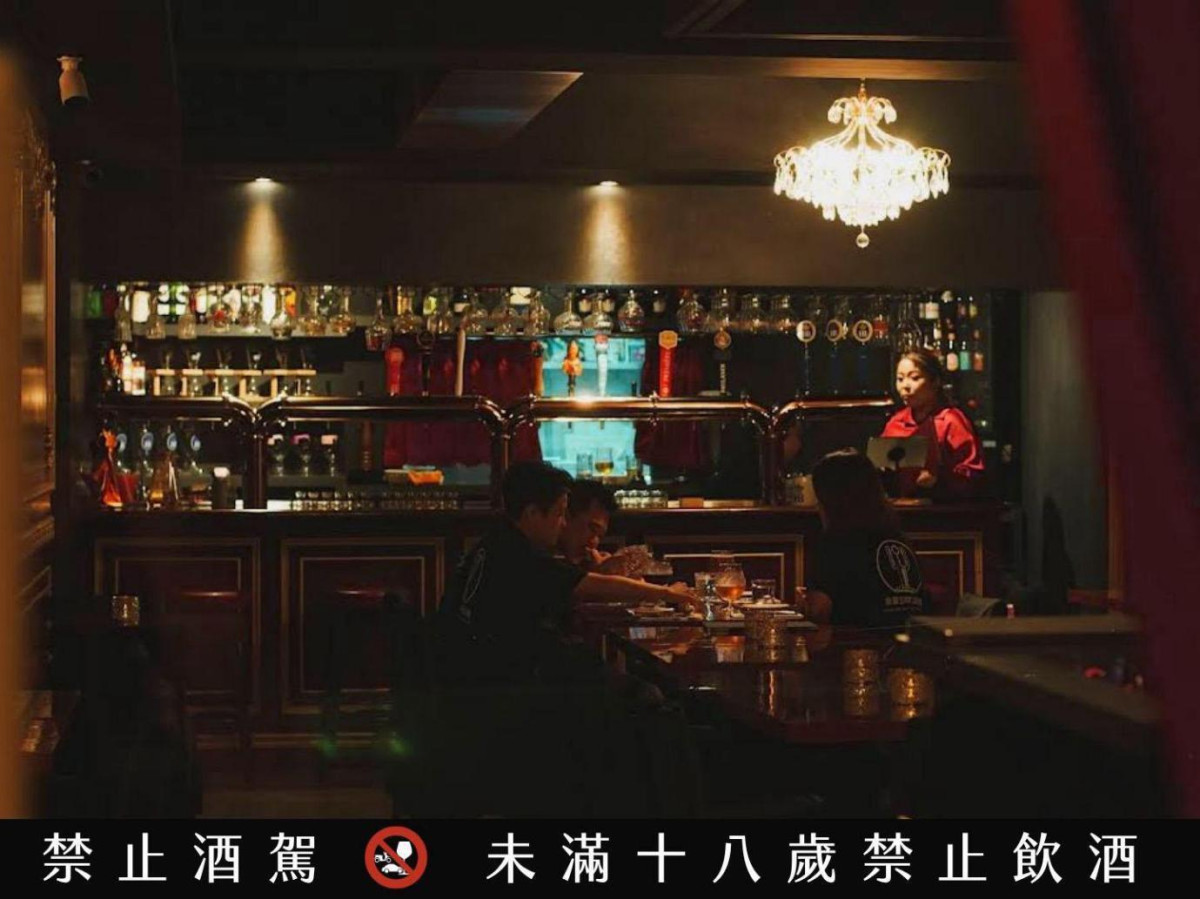 店內提供 20 管歐洲精釀現拉生啤,包含 17 管比利時啤酒與 3 管德國啤酒,適合松山 Craft Beer 愛好者品飲(圖/Medick Marketing Ltd.提供)