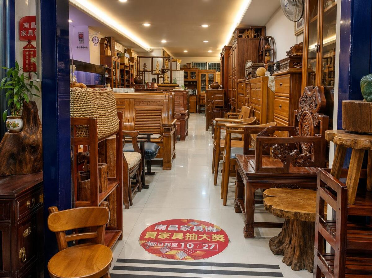 《慶和傢俱行》位於台北中正區南昌家具街,店內以實木與老柚木家具為主要陳列方向(圖/Medick Marketing Ltd.提供)