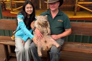 澳洲景點推薦 2026｜買門票就送無尾熊合照 在地人必去高CP值動物園 餵袋鼠、摸袋熊一次完成
