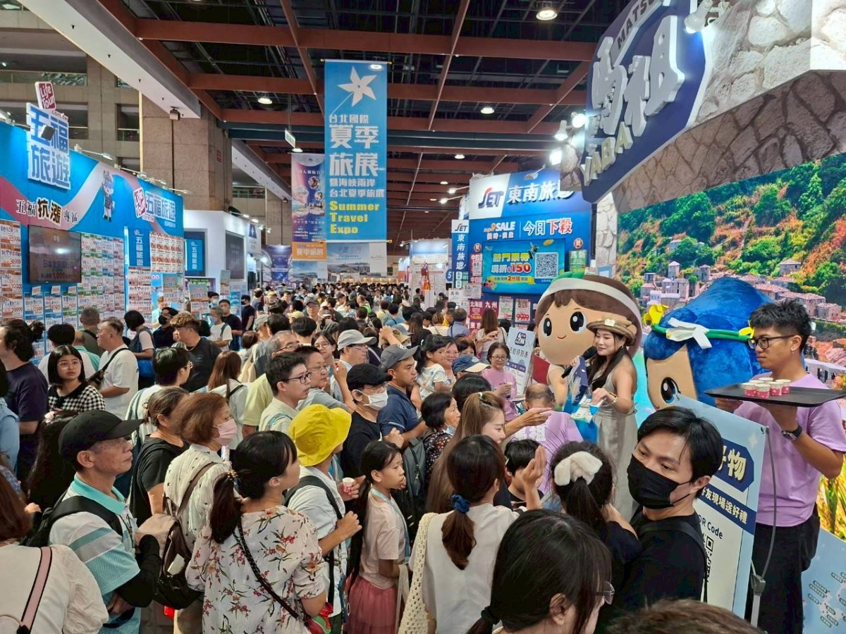 馬吉祥物馬弟祖妹的尬舞狂歡下,讓「馬祖YABA!」的口號聲此起彼落,氣氛狂熱把台北旅展變成了馬祖主場了。圖/連江縣政府提供