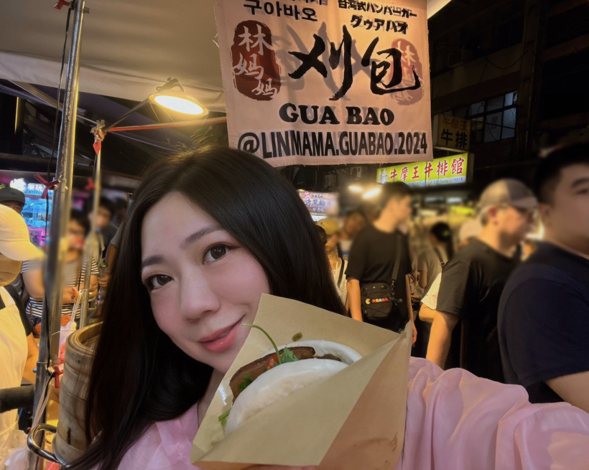 英文名師幸恩Sarinne帶路走入饒河街夜市尋找美食品嘗林媽媽刈包。圖：臺北市市場處