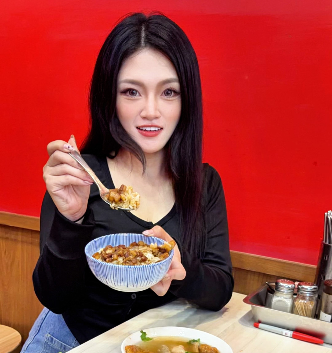 人氣美食部落客「羊羊」化身美食獵人！帶領大家深入充滿歷史底蘊的「艋舺夜市」。圖/臺北市市場處
