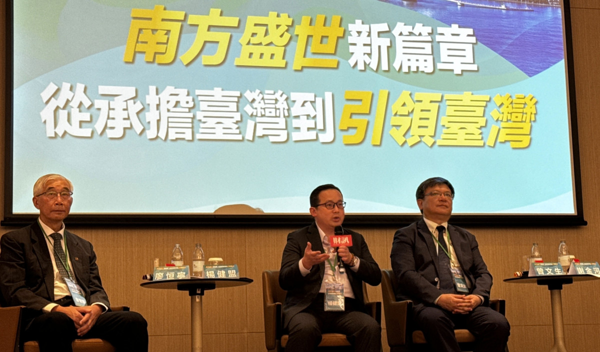 擷發科技董事長楊健盟(中)出席「2026 財訊城市論壇」,與台電董事長曾文生(右)、長興材料總經理廖恒寧(左)等產業領袖同台對談,宣示擷發深耕大南方的 AI 戰略佈局。