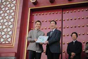 歷史厚度 光影流動 胡焱榮用「石說新語」重構當代翡翠