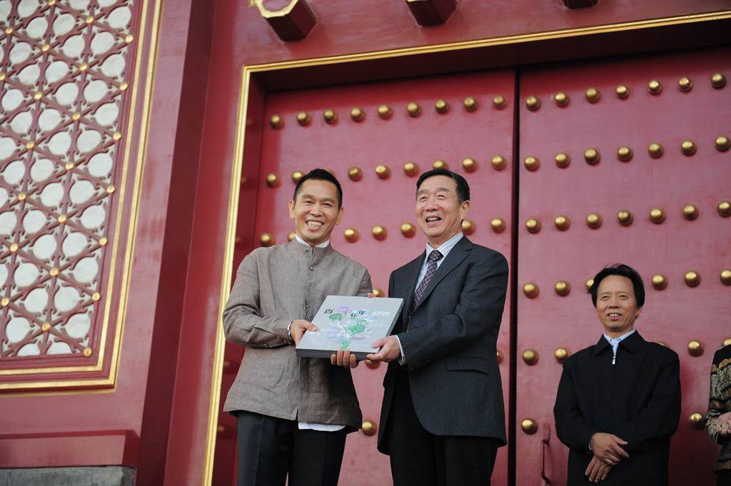 歷史厚度 光影流動 胡焱榮用「石說新語」重構當代翡翠