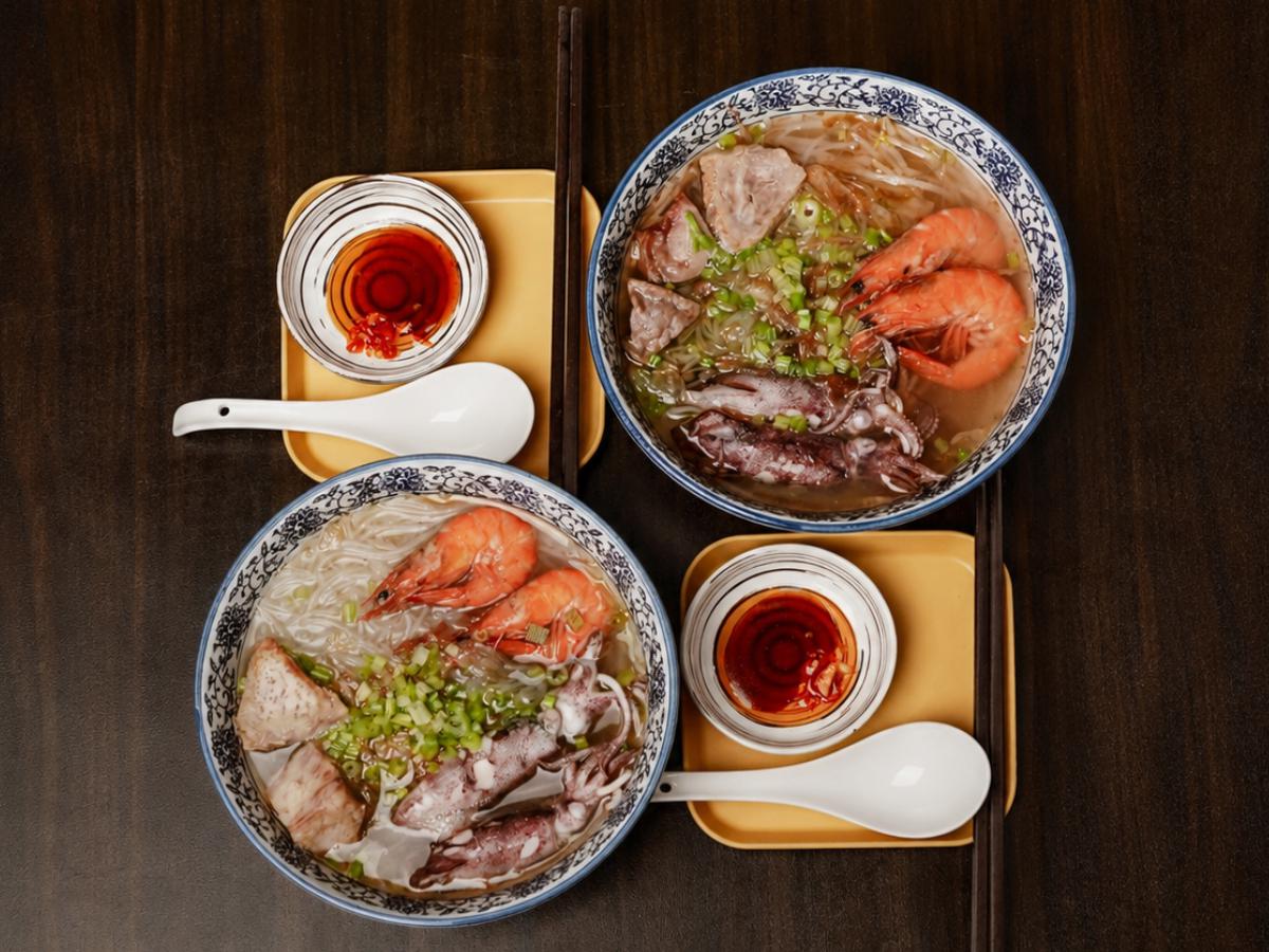 《丸二米粉》粗米粉吸附湯汁後仍保有口感,入口能感受到米香與湯頭香氣交疊 (圖/Medick Marketing Ltd.提供)