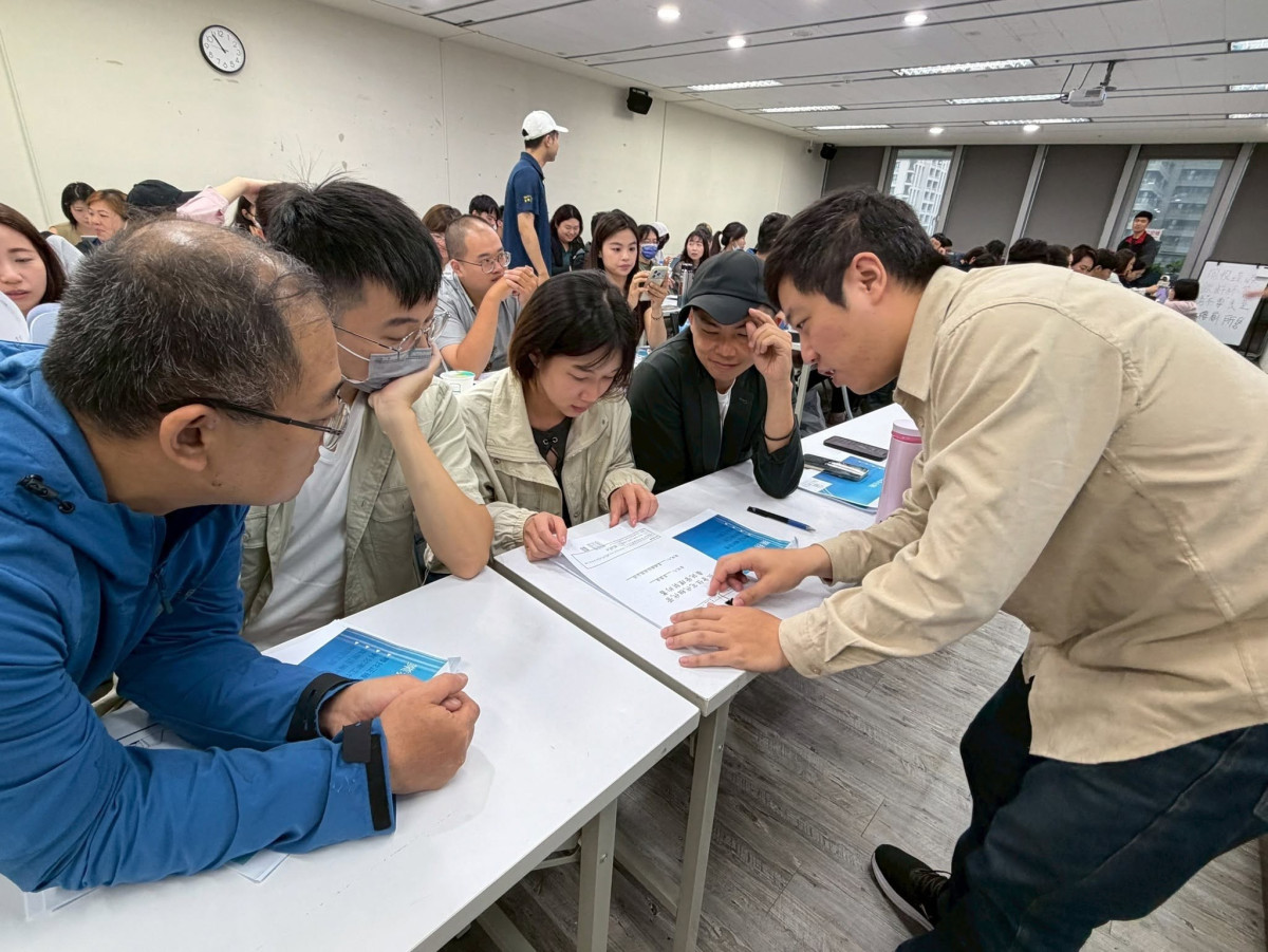 專人介紹社會住宅包租代管服務,協助房東與房客了解租賃方案及媒合流程。