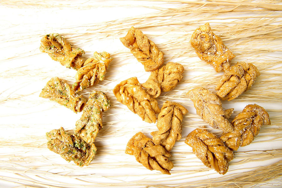 《進發香蔥蜜麻花》以手工熬煮麥芽糖包覆外層,呈現這款彰化傳統點心該有的酥香層次(圖/Medick Marketing Ltd.提供)
