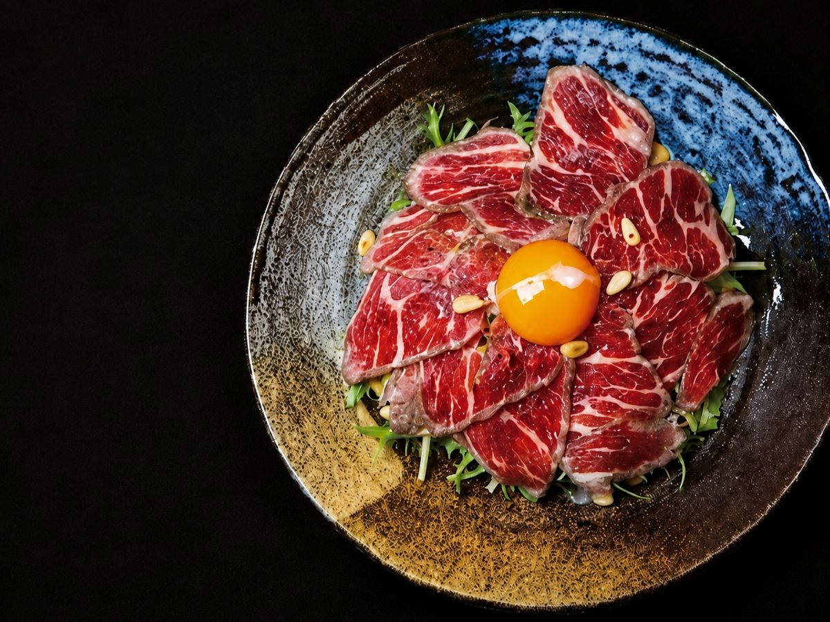 信義安和【暮所 Musuo】的特色餐點，和風生牛肉沙拉結合自製醬料與多種生菜，呈現不拘泥於傳統搭配的料理思路，（圖/Medick Marketing Ltd.提供)