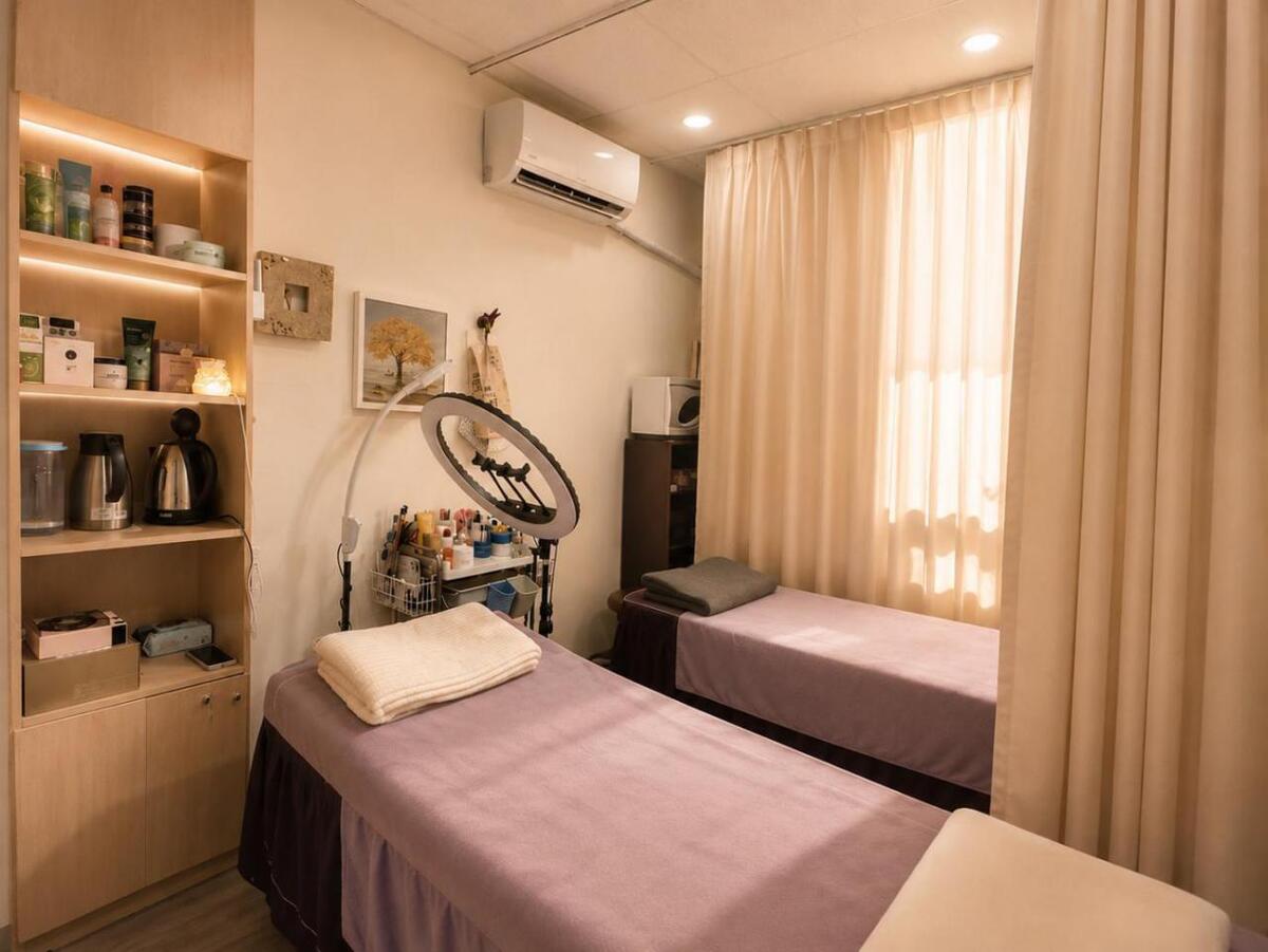 蘆洲美容工作室以暖色燈光與簡約陳設打造服務空間,提供霧眉、線條眉及美容護膚等項目(圖/RENA工作室提供)